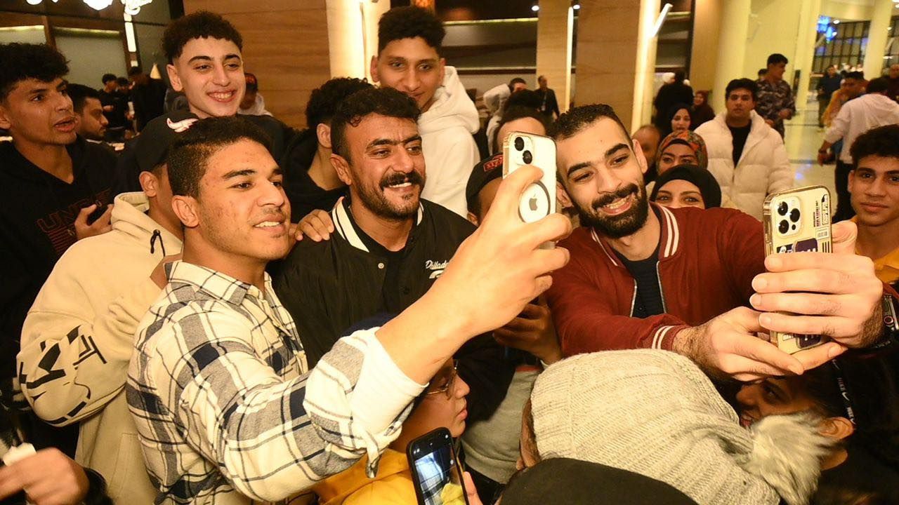 أحمد العوضي في جولة سينمائية مع جمهور فيلم "الإسكندراني"