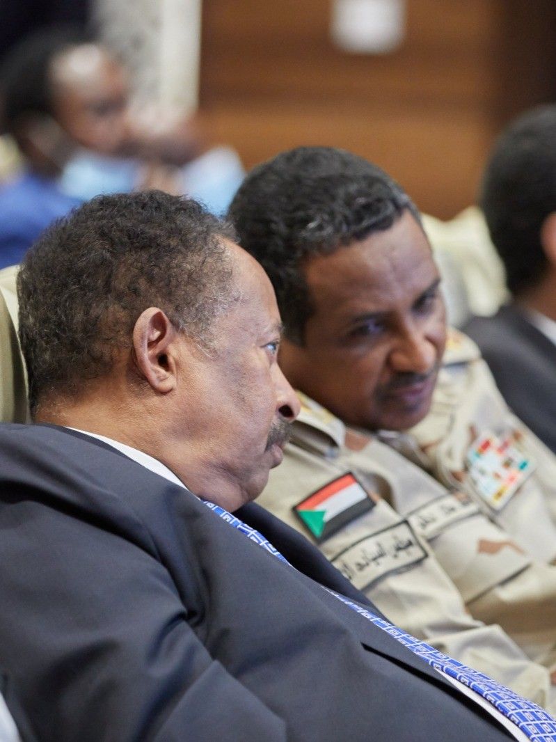 شاهد بالفيديو.. ظهر وكأنه يساعده على الكلام.. تصرفات غريبة من حمدوك تجاه حميدتي أثناء حديث الأخير في مؤتمره الصحفي بأثيوبيا تثير استغراب المتابعين