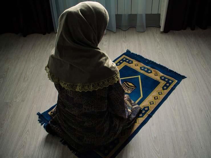 دار الإفتاء تحسم الجدل: هل كشف قدم المرأة يبطل الصلاة؟