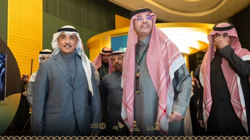 وسط حفاوة بالغة.. صور لوصول وزير الإعلام إلى حفل "جائزة التميز"