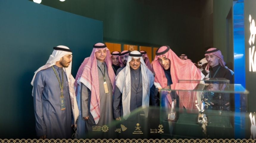 وسط حفاوة بالغة.. صور لوصول وزير الإعلام إلى حفل "جائزة التميز"