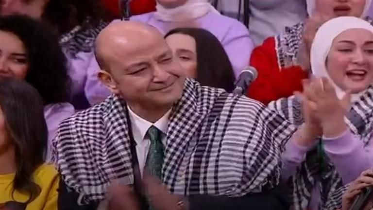عمرو أديب يشارك كورال هارموني عربي بغناء "أنا دمي فلسطيني"