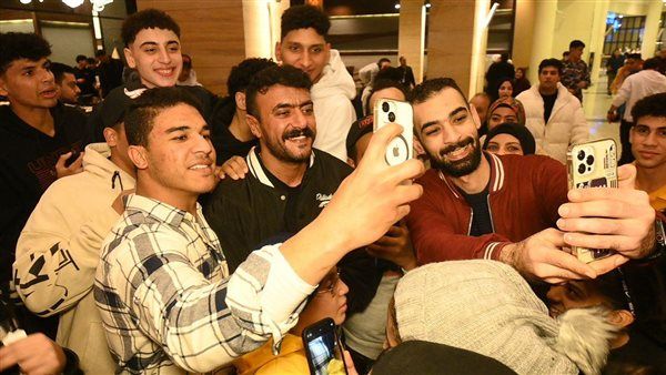 أحمد العوضي في جولة سينمائية مع جمهور فيلم "الإسكندراني"