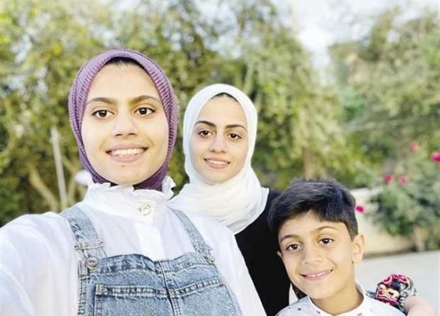 بعد استشهاد معظم أفراد الأسرة.. من هي خلود وائل الدحدوح الوحيدة الملازمة لوالدها في غزة؟