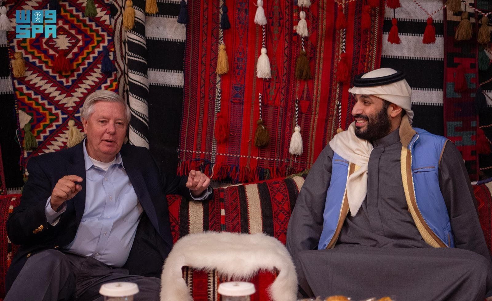 صور.. ولي العهد يجتمع مع السيناتور الأمريكي ليندسي غراهام في المخيم الشتوي في ⁧‫العلا