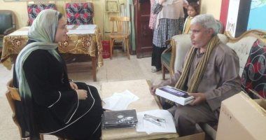 المدارس تواصل تسليم طلاب الصف الأول الثانوي العام أجهزة التابلت.. صور