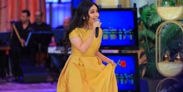 موضة الستينات رجعت تاني.. فنانات أعدن إحياء ارتداء الملابس القديمة مرة أخرى
