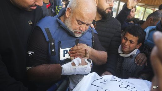 فقيدان آخران للصحافة في غزة.. الدحدوح يفجع بوفاة نجله