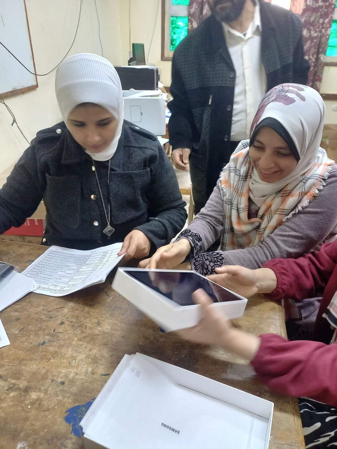 المدارس تواصل تسليم طلاب الصف الأول الثانوي العام أجهزة التابلت.. صور