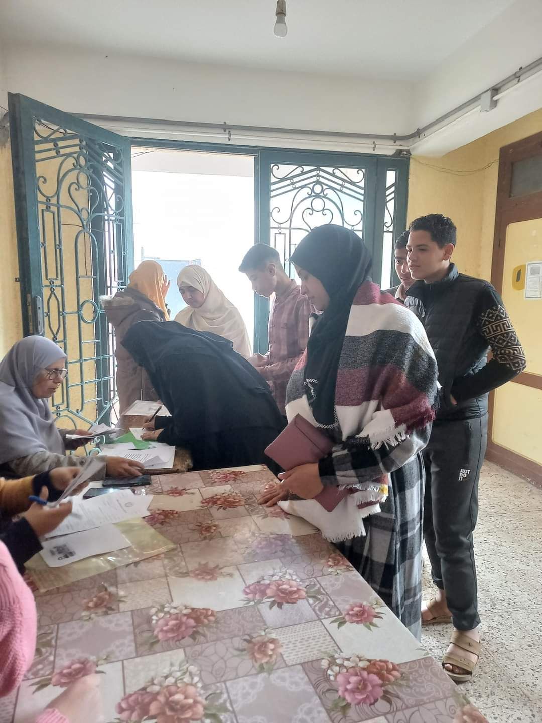 المدارس تواصل تسليم طلاب الصف الأول الثانوي العام أجهزة التابلت.. صور