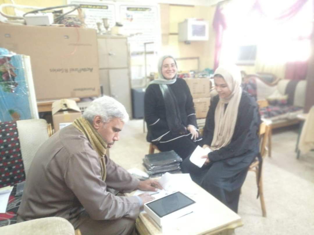 المدارس تواصل تسليم طلاب الصف الأول الثانوي العام أجهزة التابلت.. صور