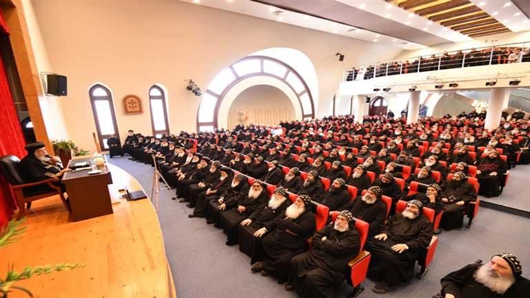 بالصور.. البابا تواضروس يلتقي رهبان الأديرة القبطية