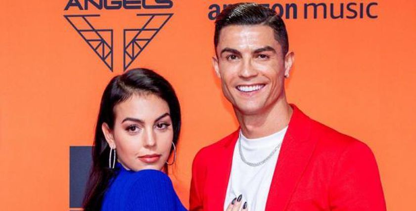 جورجينا تأكل حلوى غزل البنات بشكل طريف.. ورد فعل غريب من كريستيانو (فيديو)