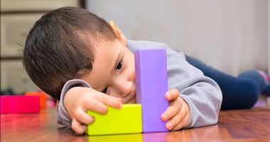 هل مريض التوحد لديه قدرات خاصة وذكاء عالٍ؟.. استشاري يجيب