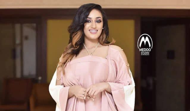 شاهد بالفيديو.. صحفي سوداني يتغزل في الراقصة آية أفرو عندما حل ضيفاً على مسابقتها: (عملتي جو في الرياض والناس أصبحت تتفائل بك) وأفرو تمنحه جائزة وتدعوه للإنضمام إلى قناتها