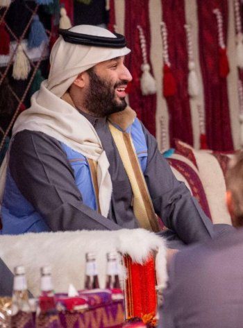 ولي العهد الأمير محمد بن سلمان يتصدر بجاكيت ارتداه ويتسبب بهذا الأمر