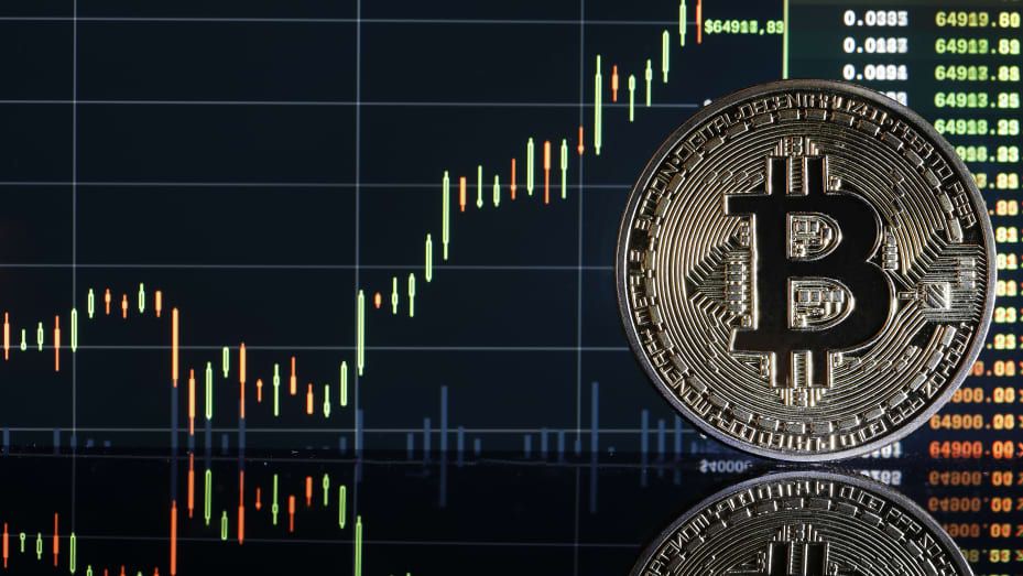 السبب الرئيسي وراء ارتفاع سعر البيتكوين: هل أصبح مستوى 50000 دولار في متناول اليد؟