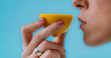 يغنيك عن الطبيب.. الليمون فى الشتاء أهم مكون على مائدتك