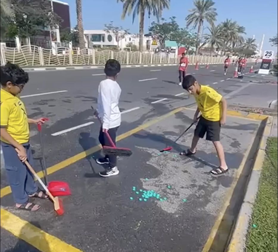 الامارات | فيديو.. حمدان بن محمد يشكر 4 أطفال نظفوا شارع عقب “ماراثون دبي”