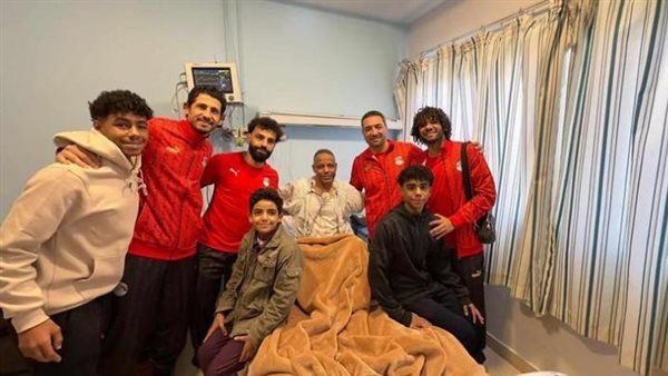 محمد صلاح والنني في زيارة لمدير مهمات المنتخب