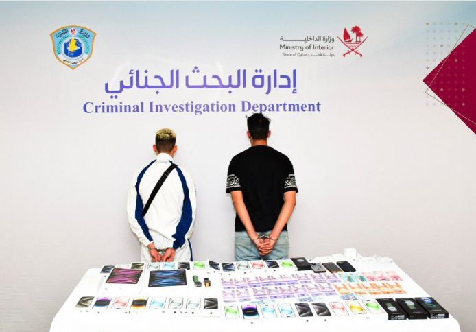 بالصور..الداخلية القطرية: القبض على شخصين من جنسية عربية قاما بسرقة هواتف وأجهزة إلكترونية