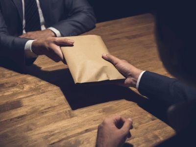 تراند اليوم : كشف تفاصيل مثيرة بشأن تورط مسؤول مصري كبير في الجمارك حصل على رشوة مليونية مقابل استخدام نفوذه.. ومكالمة هاتفية تفضحه!