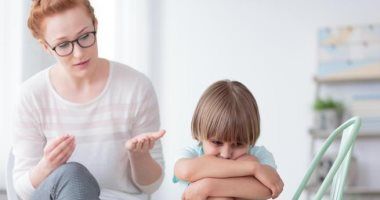 ازاى تكتشفى علامات التوحد عند طفلك وتعالجيها.. استشاري يوضح
