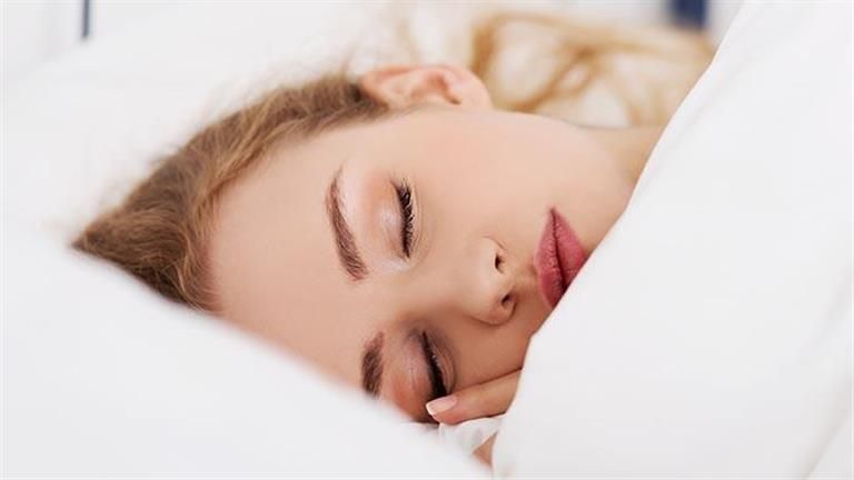 5 أضرار خطيرة يسببها النوم بالمكياج للبشرة.. تعرفي عليها