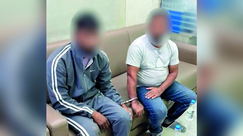بالصور.. جمارك الشارقة تحبط محاولة تهريب متسللَين اثنين إلى الدولة