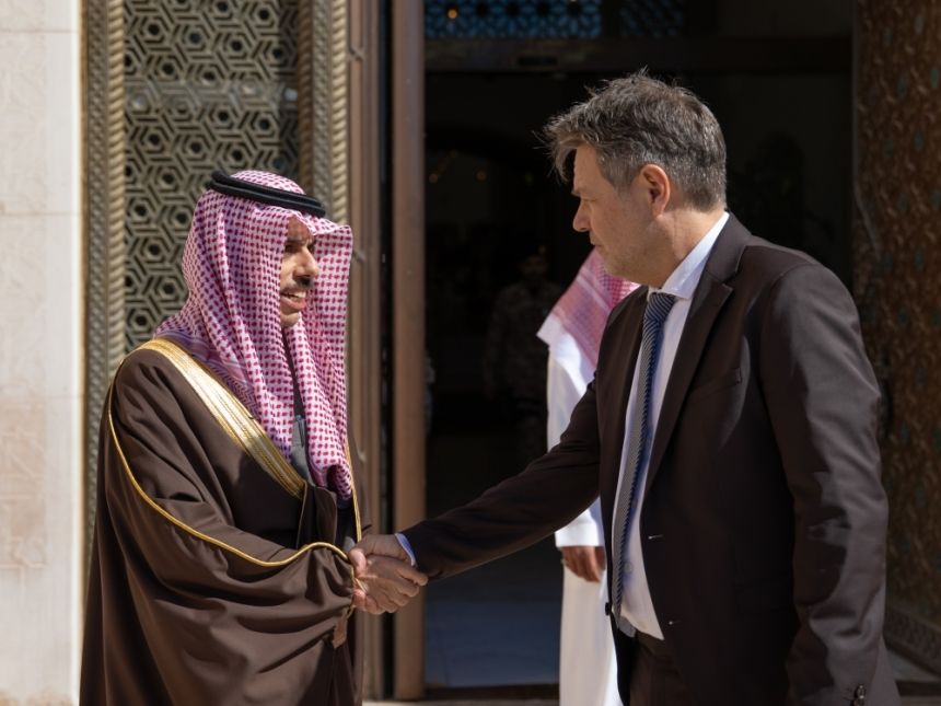 وزير الخارجية يبحث تطوير التعاون مع نائب المستشار الألماني