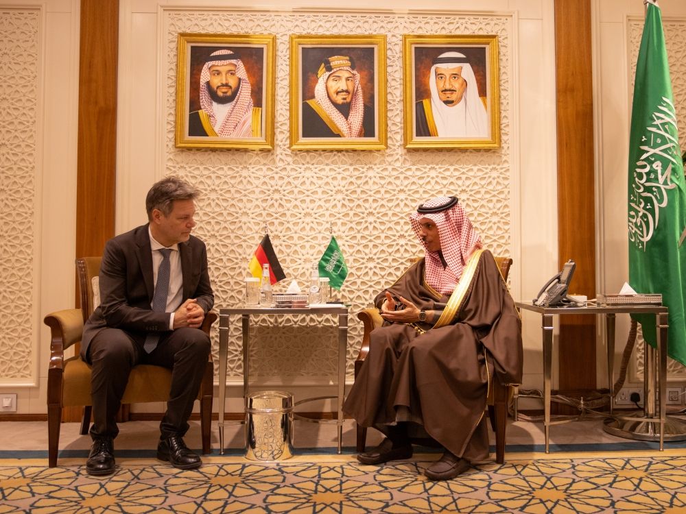 وزير الخارجية يستقبل نائب المستشار الاتحادي الألماني للاقتصاد وحماية المناخ