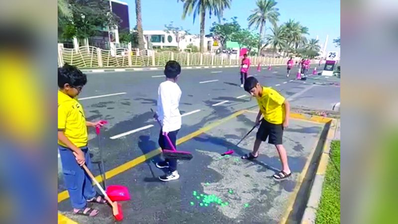 الامارات | حمدان بن محمد يشكر 4 أطفال نظفوا الشارع بعد «ماراثون دبي»