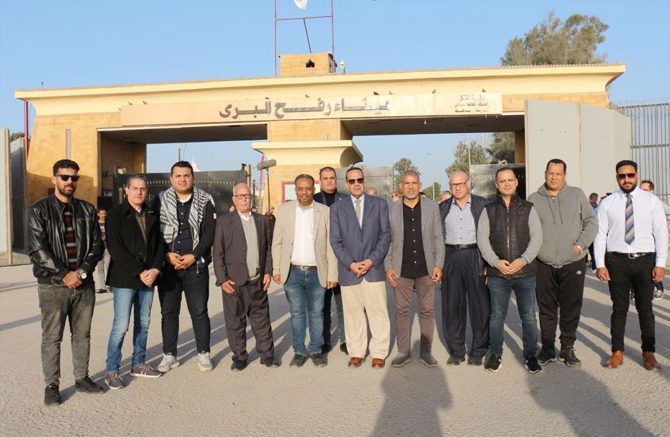 وفد النقابة العامة للمهندسين يصل معبر رفح لتسليم شاحنات إغاثة لأهالي غزة – صور
