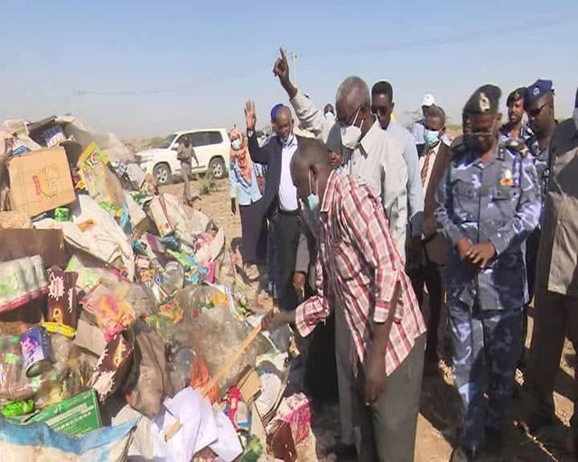 بالصور.. المواصفات بكسلا تبيد 11 طنا من السلع الفاسدة ومنتهية الصلاحية