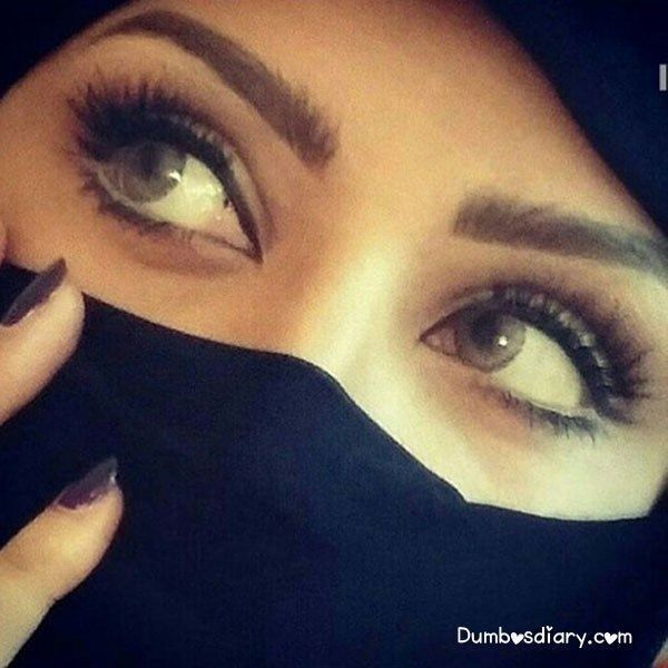 شاهد بالفيديو.. حسناء سودانية فائقة الجمال تبكي وتصرخ: (أنا طلقت راجلي جيبوا لي عريس.. أنا عاوزة عريس وما تستهتروا بكلامي ومشاعري)