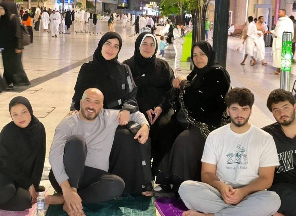 طليق غادة عادل مع أبنائهما في العمرة.. هل انفصل عن زوجته؟