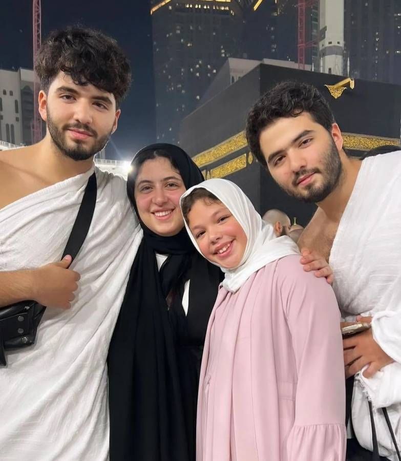 طليق غادة عادل مع أبنائهما في العمرة.. هل انفصل عن زوجته؟
