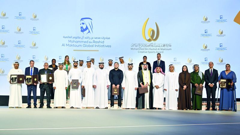 الامارات | أحمد بن محمد يكرّم الفائزين بجائزة محمد بن راشد للإبداع الرياضي
