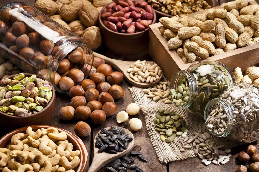 منها الكاجو.. مكسرات لا يسمح بتناولها نيئة