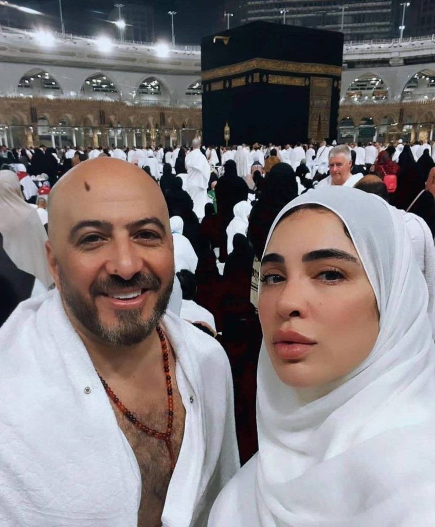 طليق غادة عادل مع أبنائهما في العمرة.. هل انفصل عن زوجته؟