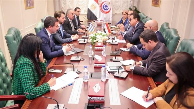 وزير الصحة يبحث مع رئيس مجموعة أثينا الطبية تعزيز التعاون المشترك