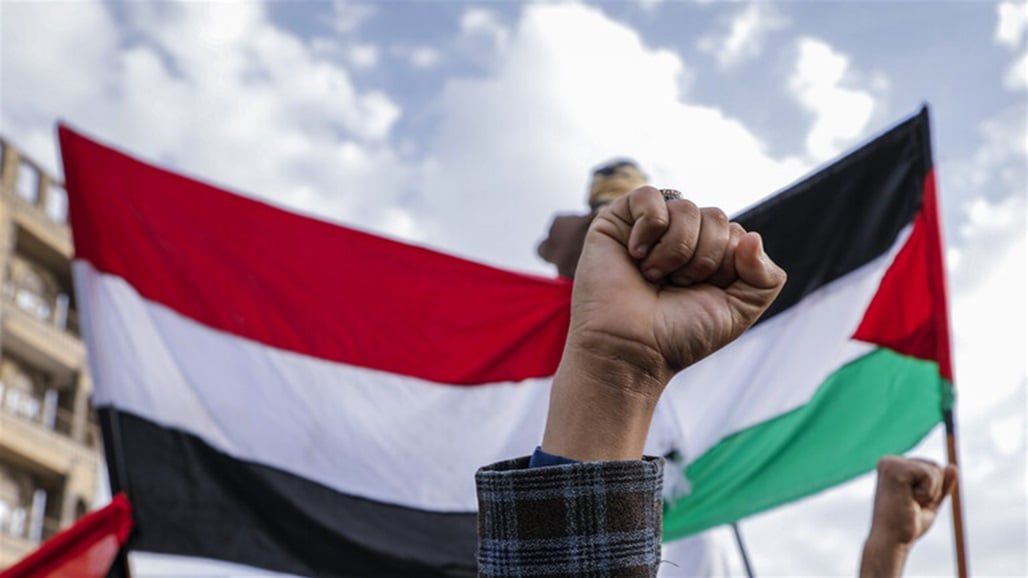 الحوثيون يعلنون "الرد بقوة" على البوارج الأمريكية والبريطانية