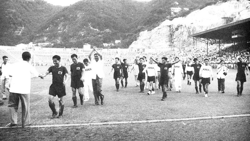 الامارات | كوريا الجنوبية.. أول بطل قاري بقميص متهالك وبلا طبيب