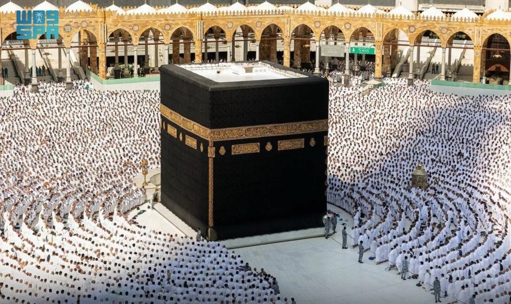 ضيوف برنامج خادم الحرمين يؤدون صلاة الجمعة بالمسجد الحرام