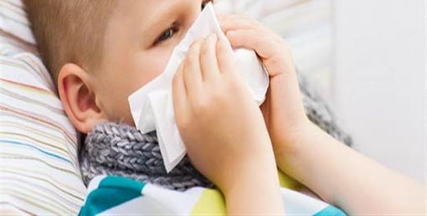 بعد تحذير «الأرصاد».. خطأ شائع تقع فيه الأمهات يصيب أطفالها بنزلات البرد