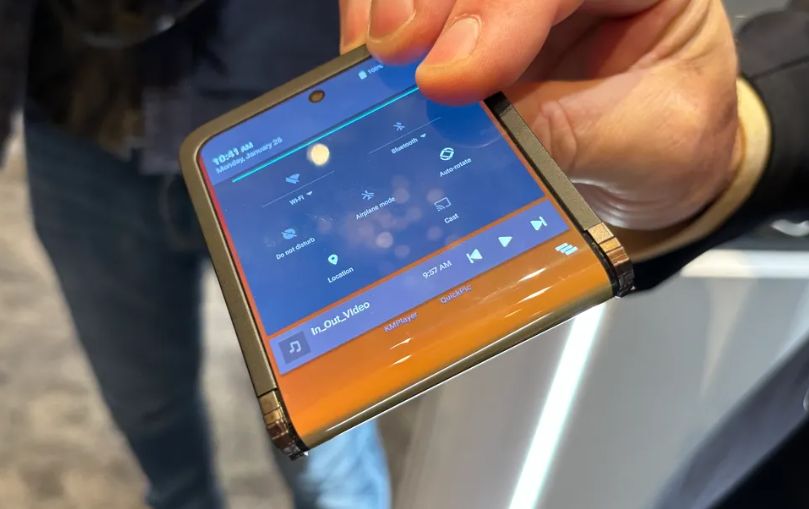 تكنولوجيا: سامسونج تطور شاشات قابلة للطي بتصميم أكثر متانة ومرونة #CES2024