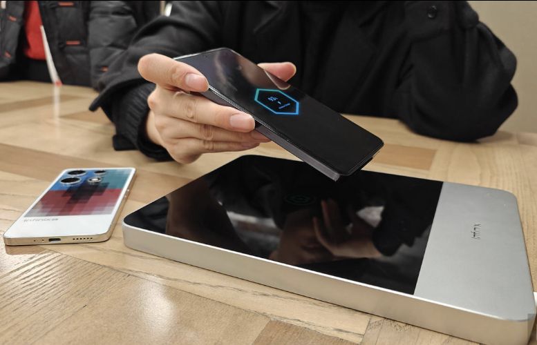 تكنولوجيا: ‏Infinix جلبت تقنية الشحن اللاسلكي إلى معرض CES والتي يمكنها شحن أجهزتك من مسافة ثماني بوصات