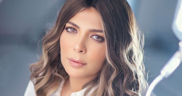 طفل يفاجئ أصالة نصري على المسرح في حفل أبوظبي .. شاهد الصور