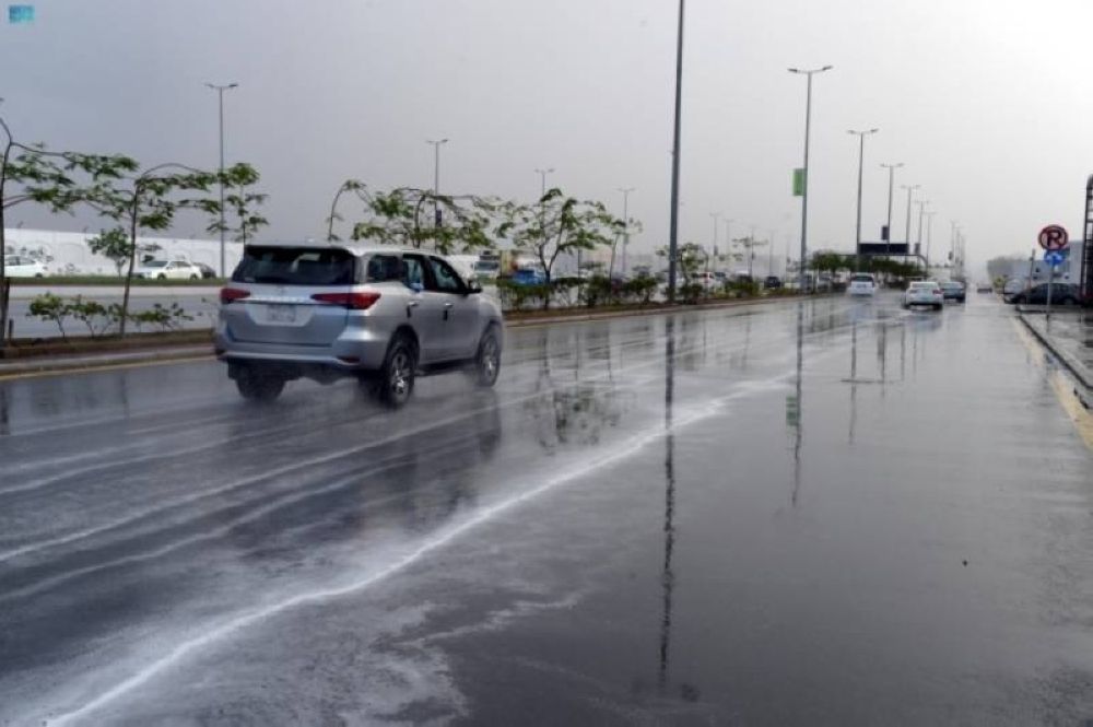 طقس السعودية اليوم.. غائم ورياح نشطة وأمطار خفيفة بأغلب المناطق