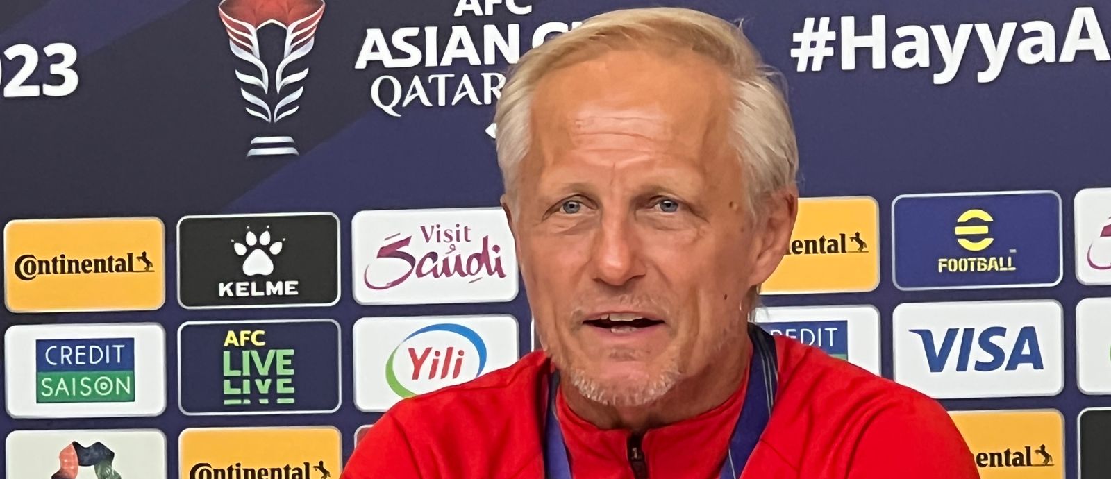 الامارات | مدرب هونغ كونغ يلوم «الفار» ويحمله مسؤولية الخسارة أمام «الأبيض»